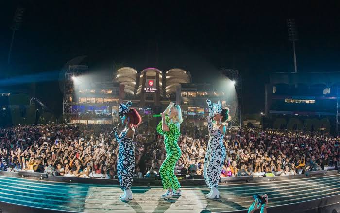 Katy Perry and Dua Lipa making fans crazy in a show in Mumbai