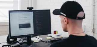 What Role Does ForexEzy Play in Offering Forex Education?